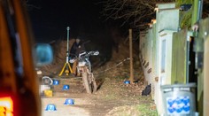 Tragická nehoda pri Prahe: Mladík (†18) nabehol na motorke do reťaze natiahnutej cez cestu, na mieste zomrel