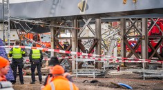 V Holandsku sa zrútil rozostavaný most. Dvaja ľudia zahynuli, ďalší sú zranení