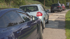 Už rok je zakázané parkovať na chodníkoch. Vodiči v mestách poslúchli, no v obciach je to inak