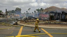 VIDEO: Zábery lietadla, ktoré sa zrútilo v obytnej štvrti. Dopadlo na dodávku kuriéra