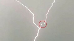 VIDEO: Unikátny okamih. Lietadlo v zlomku sekundy zasiahli tri blesky