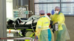 Holandsko chce uvoľniť tlak na nemocnice. Pacientov s covidom začalo prevážať do Nemecka