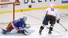 Ovečkin rozhodol kurióznym gólom o výhre Washingtonu, štvorgólový Wheeler zariadil triumf Jets