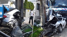 Smetiar v Lednických Rovniach jedno auto zdemoloval a sedem ďalších poškodil