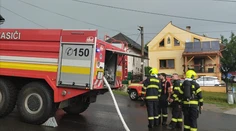 FOTO: Blesk udrel do stodoly v obci Brezovička, vypukol požiar