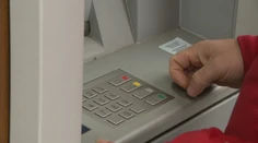 Peniaze nemá na účte ani v hotovosti. Výber z bankomatu sa pre muža z Lučenca stal nočnou morou