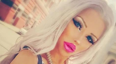 Česká Barbie (17) už odhodila podprsenku a ukázala nové silikóny v plnej kráse