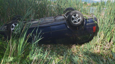 Sadol si za volant po tom, čo si vypil. Skončil na streche na brehu rieky