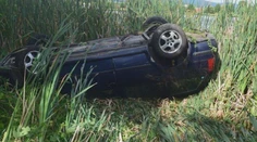 Sadol si za volant po tom, čo si vypil. Skončil na streche na brehu rieky