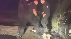 Policajti, ktorí brutálne dokopali postrelené dievča, za mreže nepôjdu