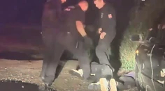 Policajti, ktorí brutálne dokopali postrelené dievča, za mreže nepôjdu