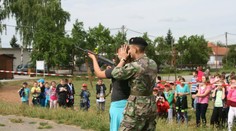 Polovojenská organizácia, ktorú sleduje SIS, cvičila na školách deti