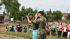 Polovojenská organizácia, ktorú sleduje SIS, cvičila na školách deti