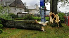 Vietor vyčíňal na strednom a východnom Slovensku: Tisíce ľudí zostali bez elektriny