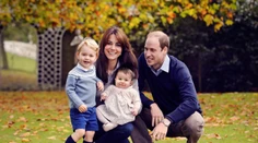 Kate s Williamom prajú pekné sviatky. Zverejnili najnovšiu snímku rodiny