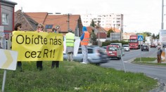 Koniec kolónam. V Šali a v Sabinove si motoristi vydýchnu