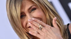 Jennifer Aniston (49) sa vyzliekla do plaviek. Takýto pohľad sme nečakali