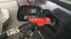 Ropným veľmociam sa nepáči, že tankujeme lacnejšie. Šejkovia a Rusi vyťahujú eso z rukáva