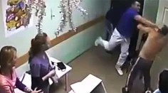 Ruskom otriasa obrovský škandál! Lekár zbil pacienta, ten po náraze zomrel
