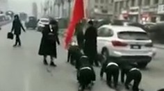 Zamestnanci čínskej firmy neplnili plán. Takýto tvrdý trest by ste nečakali