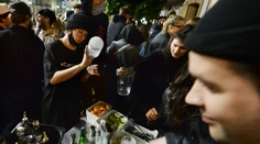 Poliaci už nemusia vonku nosiť rúška, bary otvorili vonkajšie terasy