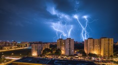 FOTO a VIDEO: Za posledné hodiny zaznamenali na našom území takmer 30-tisíc bleskov