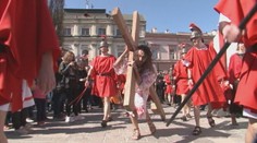 Tisíce Slovákov si na námestiach pripomenuli umučenie a smrť Ježiša Krista