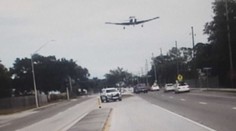 VIDEO: Na cestu sa počas plnej prevádzky zrútilo lietadlo