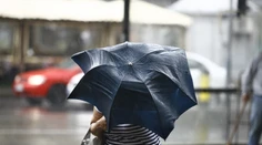 SHMÚ vydal najvyšší stupeň výstrahy pred búrkami pre šesť okresov. Krajnému západu hrozia stovky bleskov