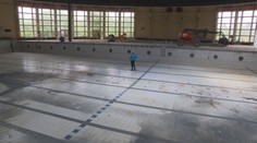 Zrekonštruovaná plaváreň v Šali sa môže kedykoľvek zrútiť. Staviteľ pochybenie odmieta