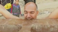 Jeho telo funguje inak. Keď mal osem rokov začal jesť sklo, teraz robí bláznivé veci