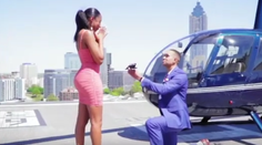 VIDEO: Muž sa stal hitom internetu. Svoju milú požiadal o ruku s piatimi prstienkami