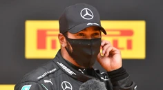 Hamilton mal pozitívny test na koronavírus