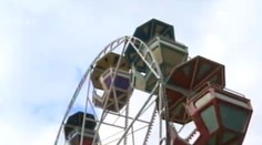 Matka (35) s dcérou (10) vypadli z kolotoča, žena bojuje o život