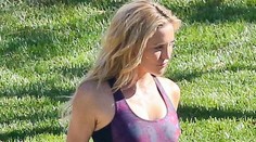 Kate Hudson vďaka obtiahnutému overalu ukázala tam dole všetko!