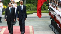 Barack Obama pricestoval do Vietnamu