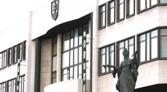 Pred parlamentom stavajú vlajkový stožiar, má byť vyšší ako ten v Budapešti