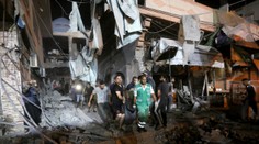 Najmenej 24 mŕtvych, takmer 100 zranených. Izrael útočil na mešitu a školu v Pásme Gazy