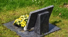 Mužovi sa mesiace neozývali známi. Keď prišiel na cintorín, neveril vlastným očiam