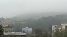Vodiči, pozor. Na väčšine Slovenska prevláda hmlisté počasie