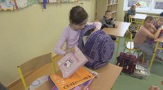 Toto spôsobujú deťom príliš ťažké aktovky: Zabrať dá aj plná fľaša vody