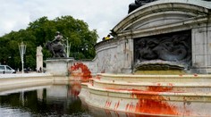 Známa fontána pred Buckinghamským palácom sa zafarbila do krvava. Zadržali aktivistov