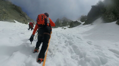 Pod najvyšším štítom Vysokých Tatier našli nehybné telo turistu. Osudnou sa mu stala základná chyba