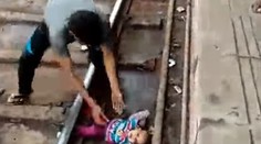 Chvíle hrôzy na nástupisku: Bábätko sa matke vyšmyklo a spadlo pod prichádzajúci vlak