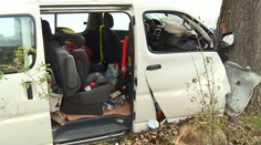 Na sviatky šli za rodinou. Dodávka so štyrmi deťmi skončila v strome