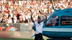 VIDEO: Návrat exhráča Barcelony do vlasti ako z filmu. Nachystali mu helikoptéru, korunu i tátoša