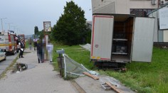 Desivá nehoda v Košiciach. Nákladiak totálne zdemoloval zastávku MHD