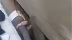 Obetavý otec riskoval život: Dcéru priľahol pod prechádzajúcim vlakom