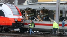 V Rakúsku sa zrazili dva osobné vlaky, hlásia jedného mŕtveho a dvadsať zranených