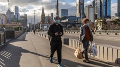 Austrália hlási rekordný denný nárast úmrtí na COVID-19. Vnútorné hranice zostávajú zatvorené